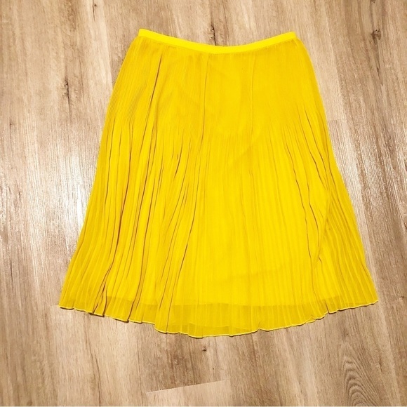 Zara Women’s Yellow Pleated Skirt - Picture 1 of 6